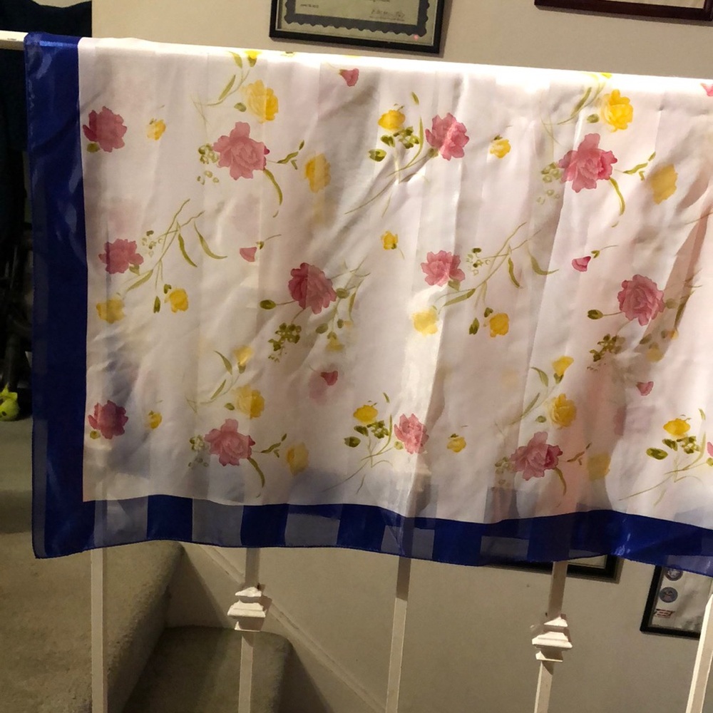 Gorgeous Vintage Floral Print Scarf with Blue Border - Picture 4 of 7